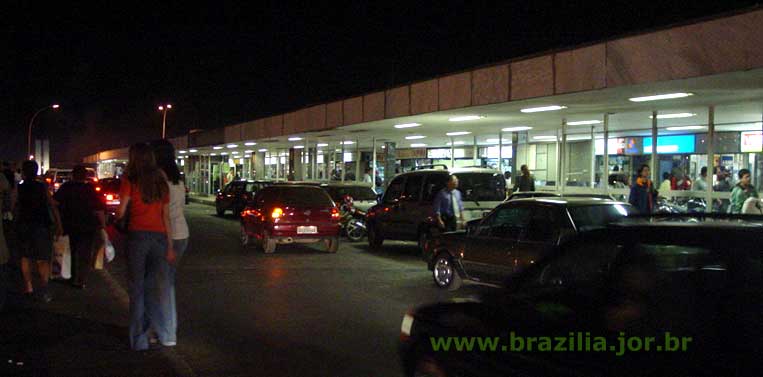 Desembarque de caronas e usuários de táxis junto à marquise da plataforma superior da Rodoviária de Brasília