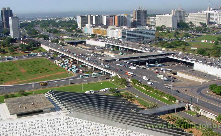 Vista aérea da Rodoviária de Brasília, Teatro Nacional, Touring Club e Setor de Diversões Sul (Conic)