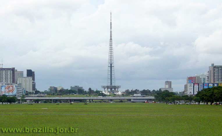 A plataforma Rodoviária de Brasília não interfere na perspectiva do Eixo Monumental, visto desde a Esplanada dos Ministérios