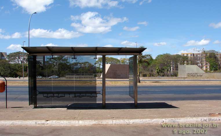 Ponto de ônibus do Cine Brasília (EQS 106/107) diante das estruturas de concreto da Estação 106 Sul no canteiro oeste do Eixão