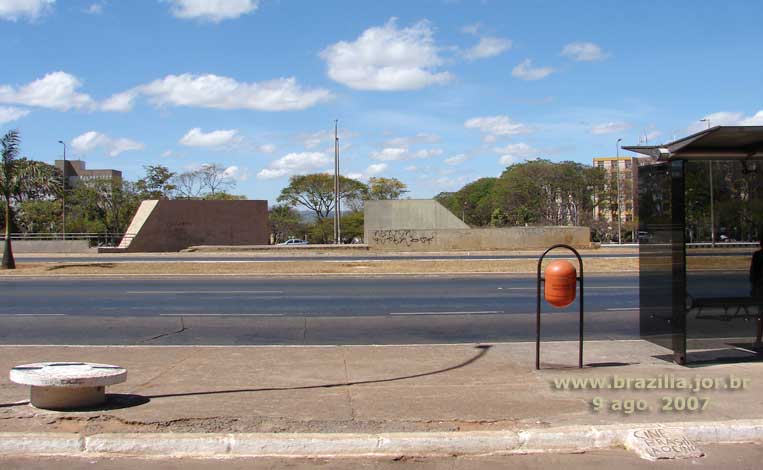 Estruturas de concreto da Estação 106 Sul do Metrô de Brasília, ainda fechadas