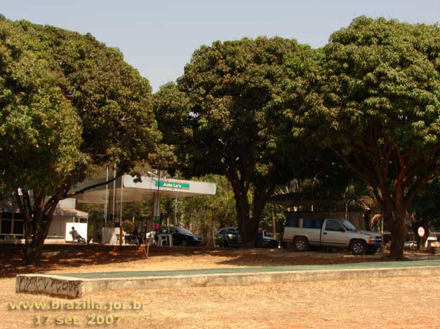 Grelha de ventilação da Estação 106 Sul do Metrô de Brasília junto ao auto posto da SQS 107