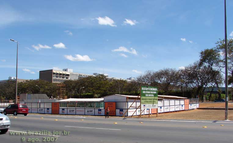 Canteiro de obras da Estação 108 Sul do Metrô de Brasília no gramado oeste, vista desde o outro lado do Eixão, em 2007