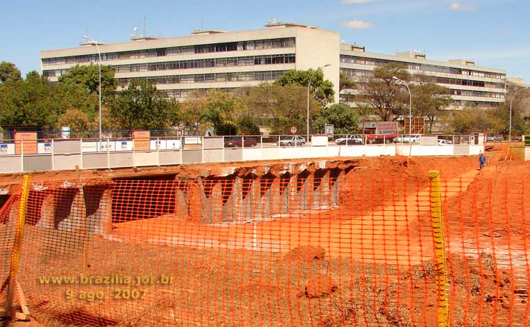 Outra vista da estrutura da passagem subterrânea sob o Eixinho leste, durante as obras da Estação 108 Sul do Metrô de Brasília, em 2007