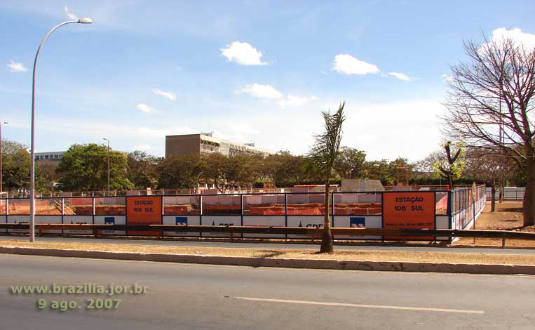Canteiro de obras da Estação 108 Sul do Metrô de Brasília no gramado leste, visto desde os pontos de ônibus (tríplice) do Eixinho, em 2007