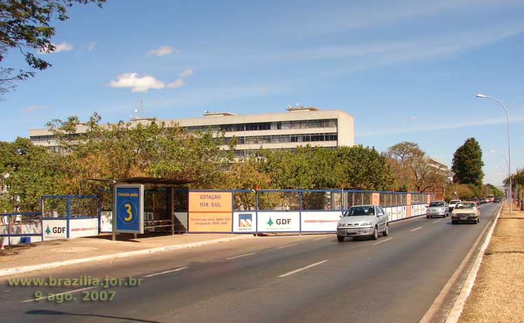 Ponto de ônibus (tríplice) da EQS 208 / 209, imprensado entre os tapumes do canteiro de obras da Estação 108 Sul do Metrô de Brasília externo ao Eixo Rodoviário, em 2007