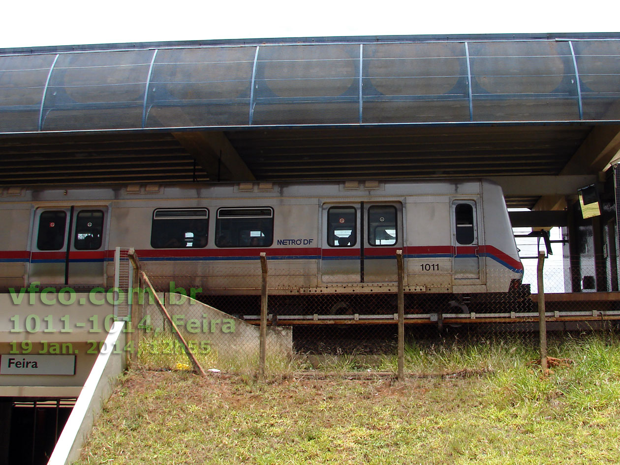 Cabine do trem 1011-1014 do Metrô de Brasília, ainda com as faixas vermelha e azul