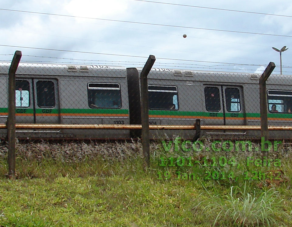 Detalhe da sanfona do trem 1101-1104 do Metrô de Brasília já com as faixas verde e laranja e a identificação numérica no teto