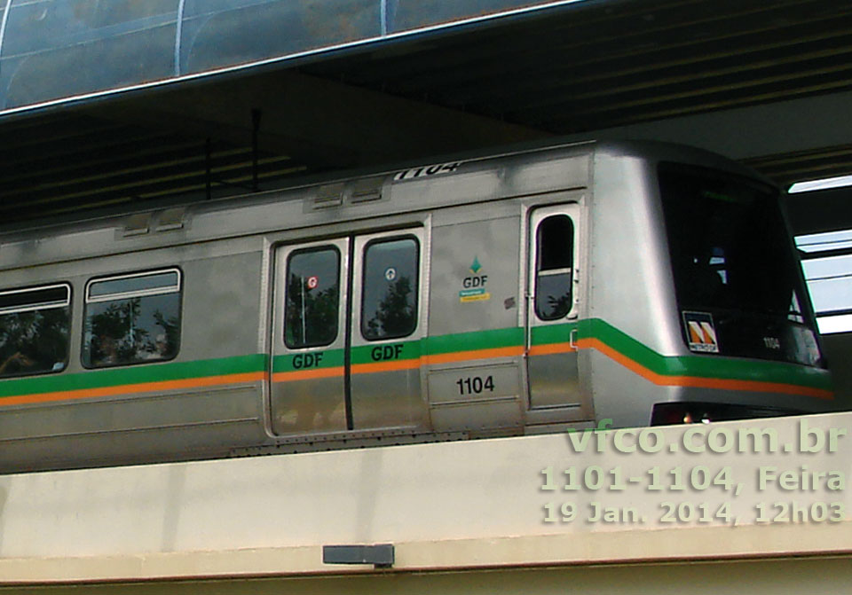 Cabine do trem 1101-1104 do Metrô de Brasília já com as faixas verde e laranja e a identificação numérica no teto