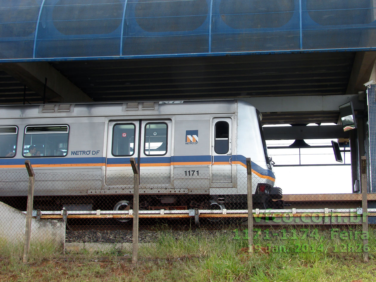 Cabine do trem 1171-1174 do Metrô DF, ainda com as faixas azul e laranja, em 2014