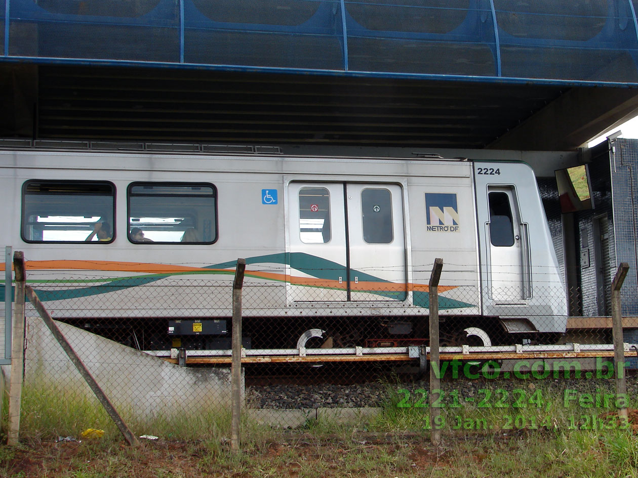 Cabine do trem-unidade elétrico (TUE) 2221-2224 do Metrô de Brasília