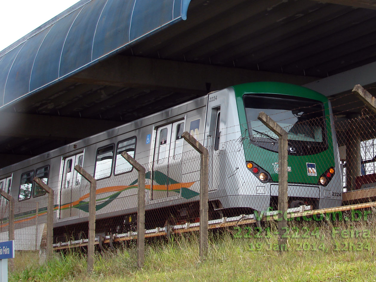 Frente do trem-unidade elétrico (TUE) 2221-2224 do Metrô de Brasília
