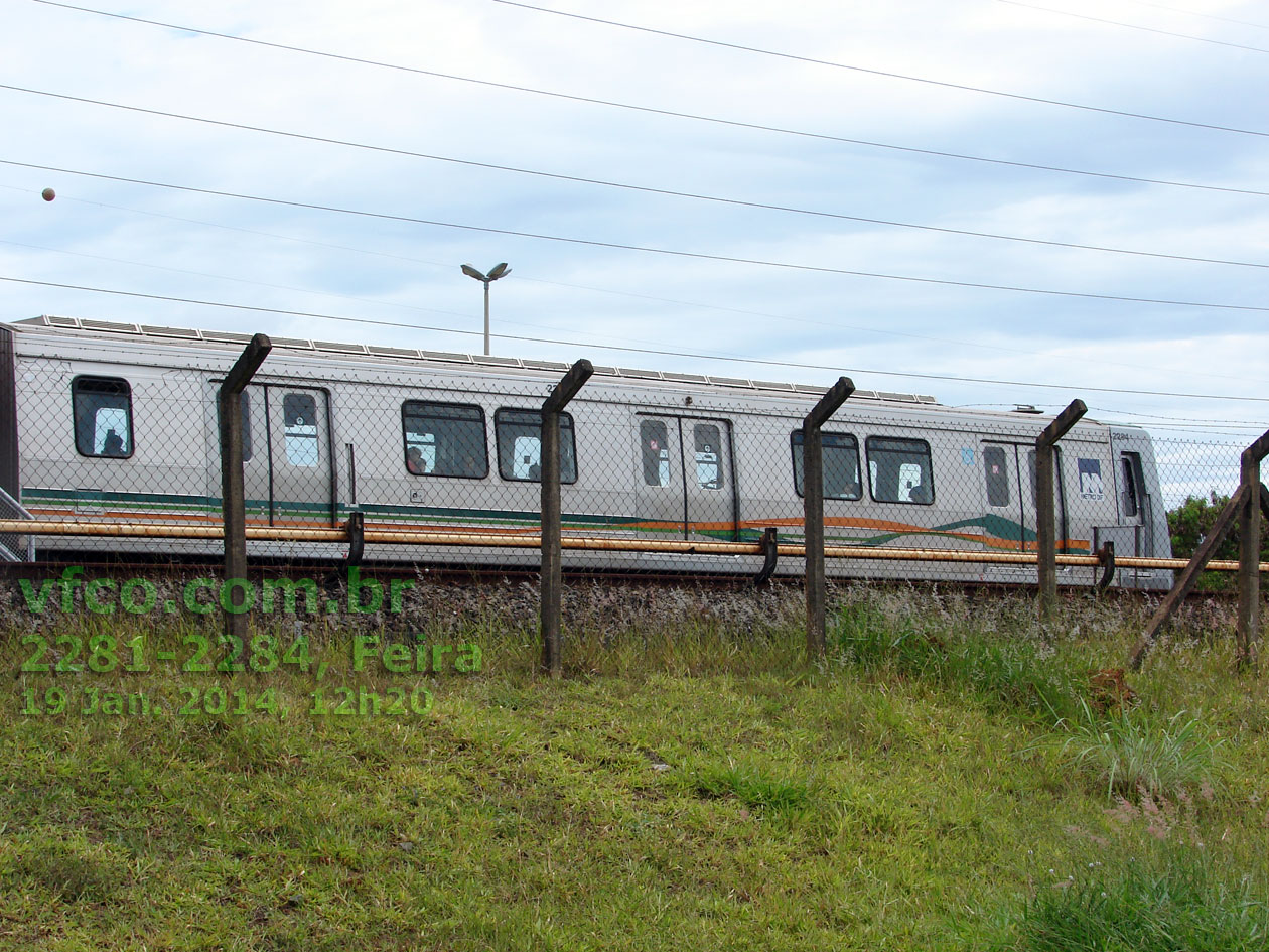 Vista lateral do trem-unidade elétrico (TUE) 2281-2284 do Metrô de Brasília