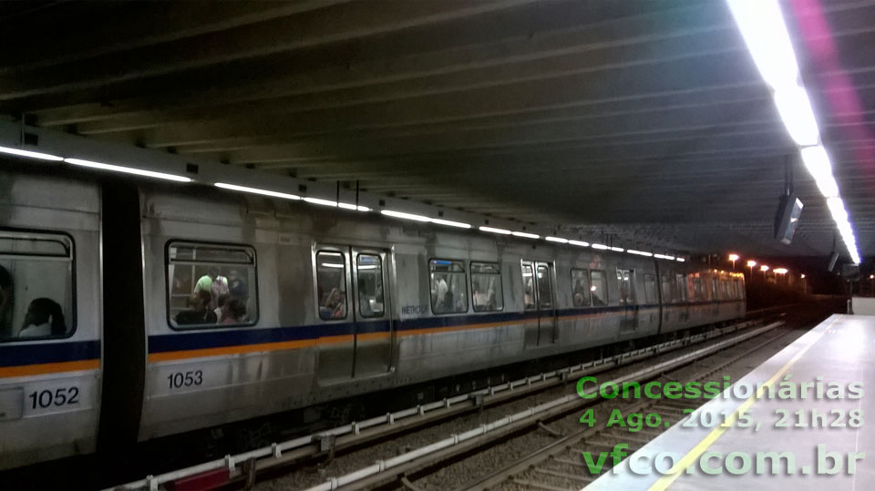 Trem 1051-1054 do Metrô de Brasília passando pela estação Concessionárias no sentido da Ceilândia