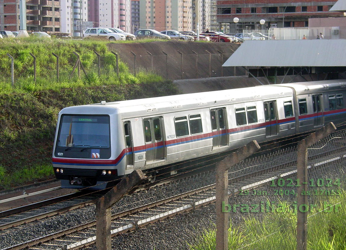 Trem 1021-1024 do Metrô DF (Brasília) na estação Arniqueiras
