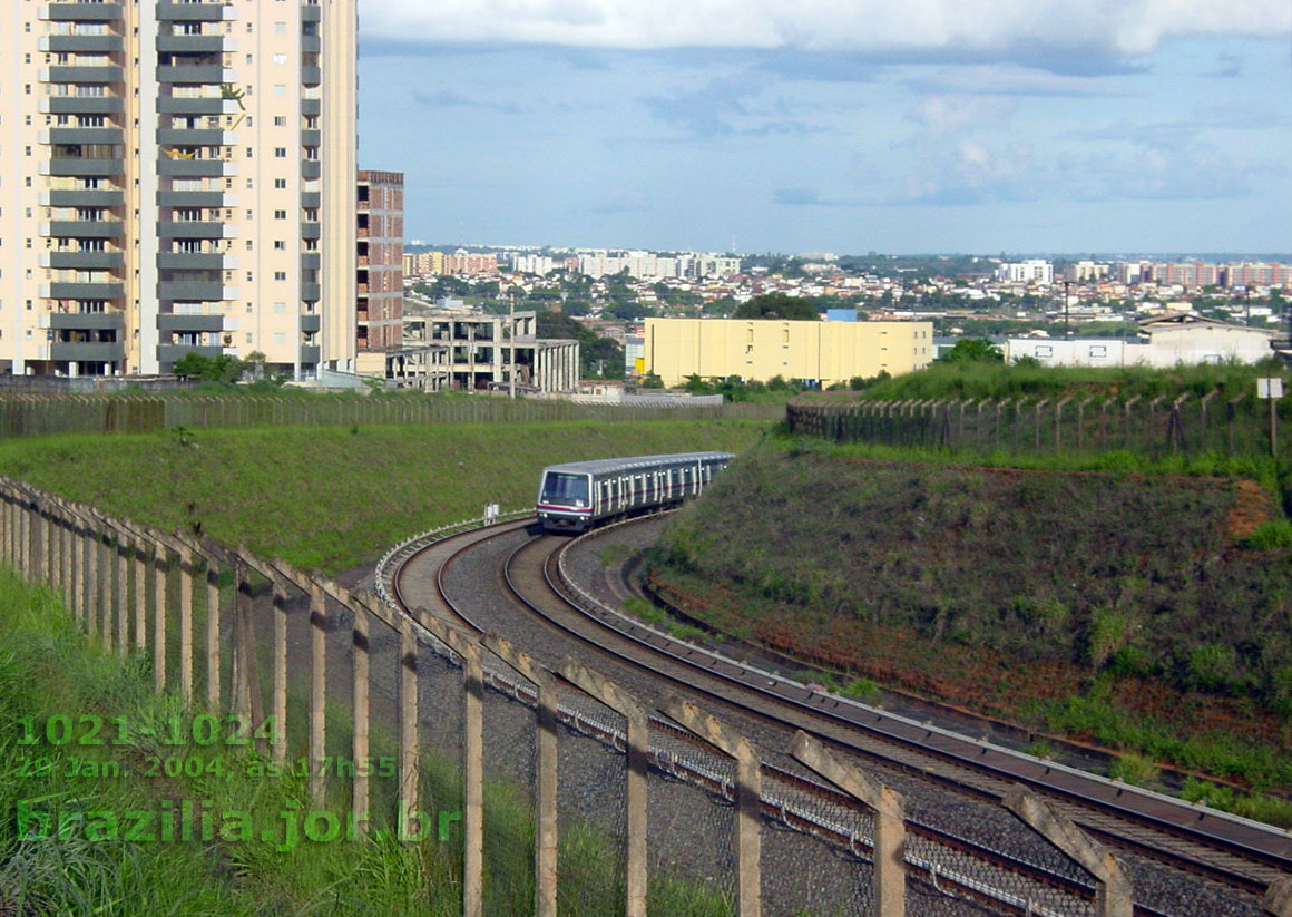 Trem 1021-1024 do Metrô DF (Brasília) afastando-se da estação Arniqueiras para estação Feira, sentido estação Central