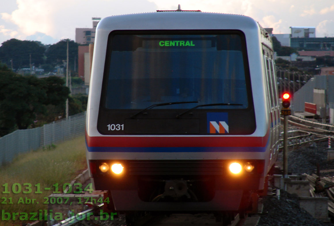Trem 1031-1034 do Metrô de Brasília retornando da manobra (mudança de linha) para a Estação Ceilândia Sul, em 21 Abr. 2007, para iniciar viagem de volta no sentido Centro