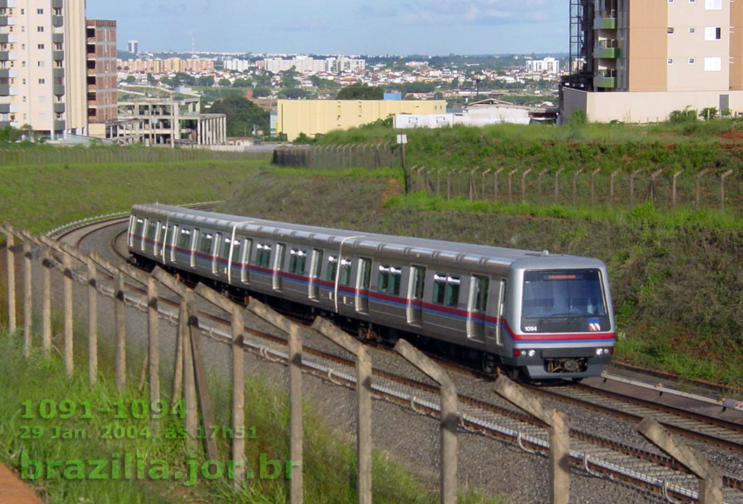 Trem 1091-1094 do Metrô de Brasília no percurso da Estação Arniqueiras para a Estação Feira