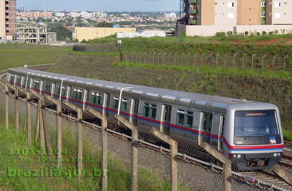 Trem 1101-1104 do Metrô DF a caminho daEstação Arniqueiras. Foto: 29 Jan. 2004 às 17h52