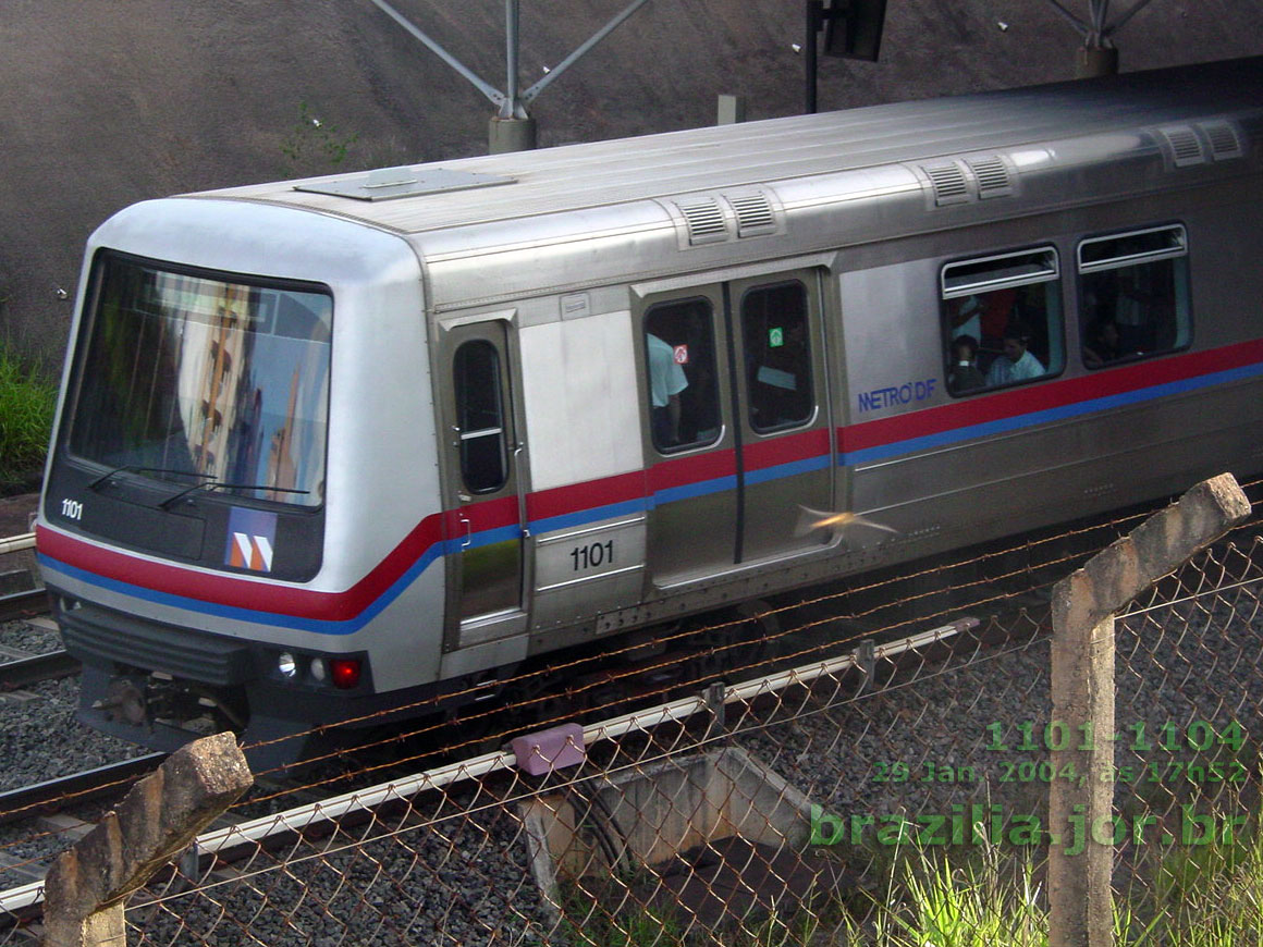 Trem 1101-1104 do Metrô DF chegando à Estação Arniqueiras. Foto: 29 Jan. 2004 às 17h52