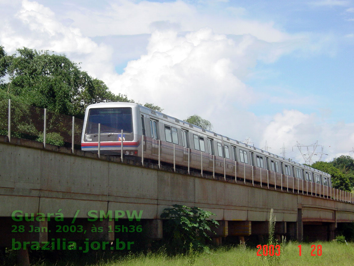 Trem 1111-1114 no viaduto sobre a várzea do córrego Vicente Pires, entre o Guará e o Setor de Mansões Park Way (SMPW) em 28 Jan. 2003 às 15h36