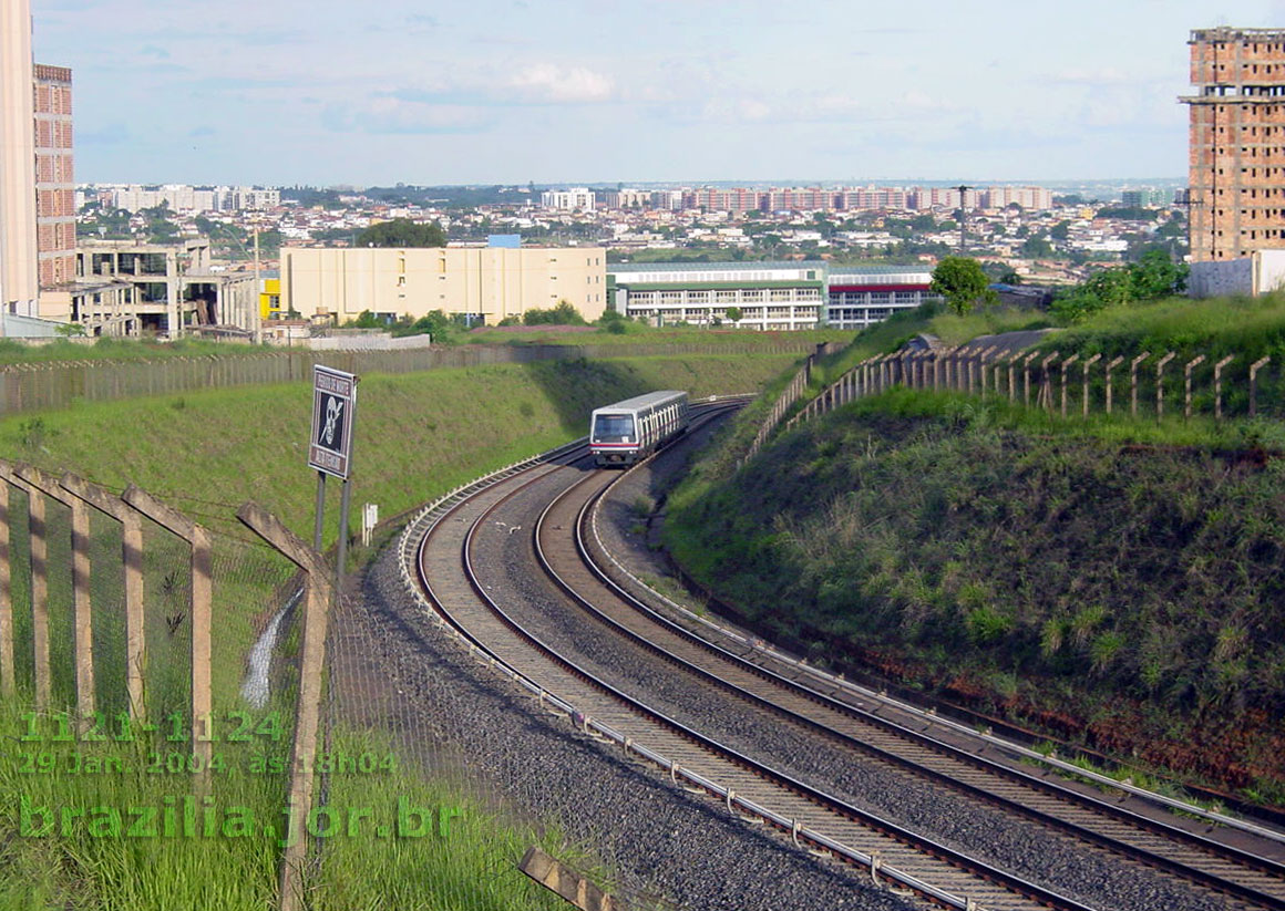 Trem 1121-1124 do Metrô de Brasília a caminho do viaduto sobre a Estrada Parque Vicente Pires (EPVP) em 29 Jan. 2004, às 18h04