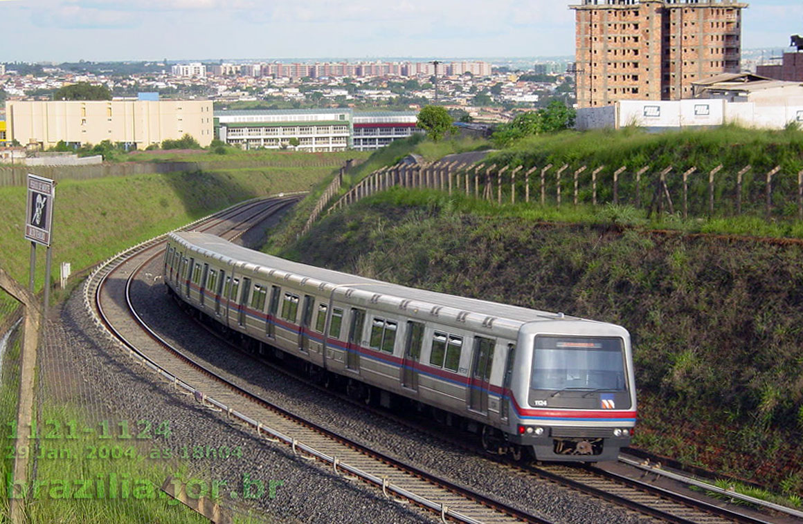 Trem 1121-1124 do Metrô de Brasília descendo da Estação Arniqueiras para o viaduto sobre a Estrada Parque Vicente Pires (EPVP) em 29 Jan. 2004, às 18h04