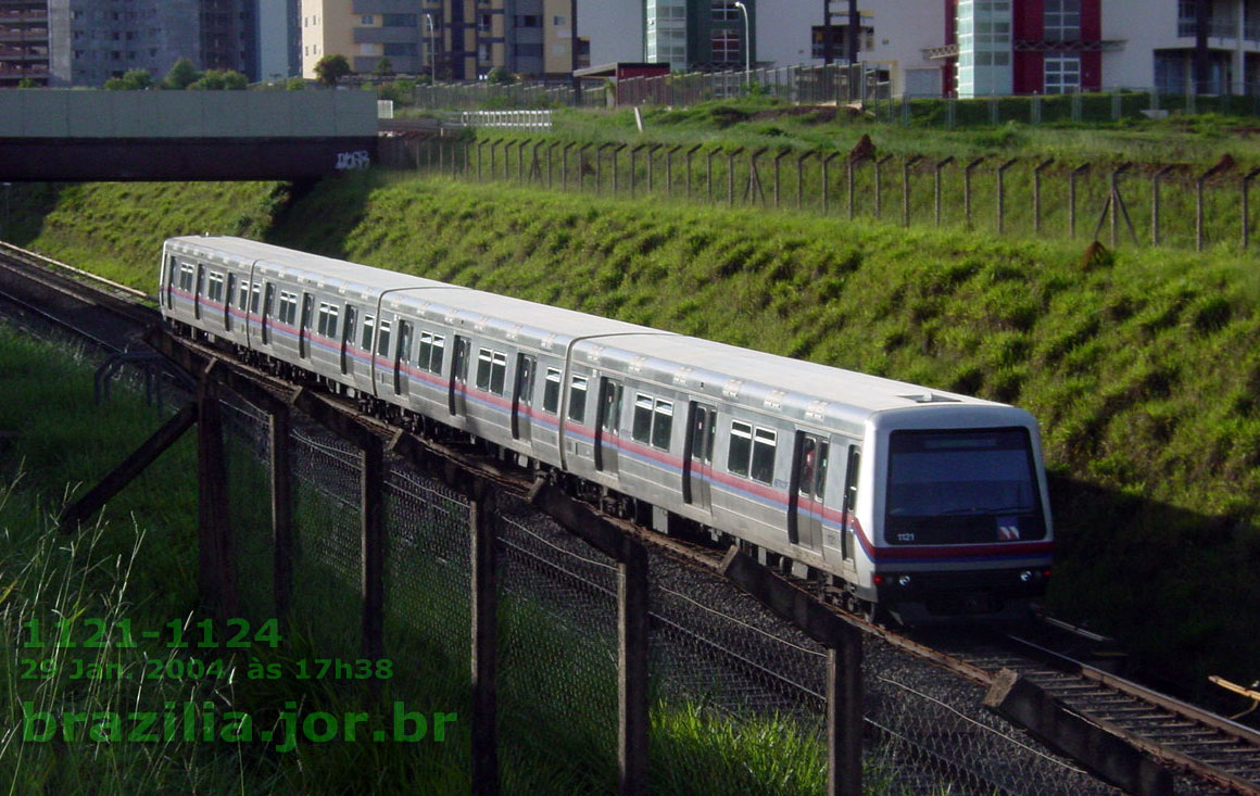 Trem 1121-1124 do Metrô de Brasília a caminho da Estação Arniqueiras em 29 Jan. 2004, às 17h38