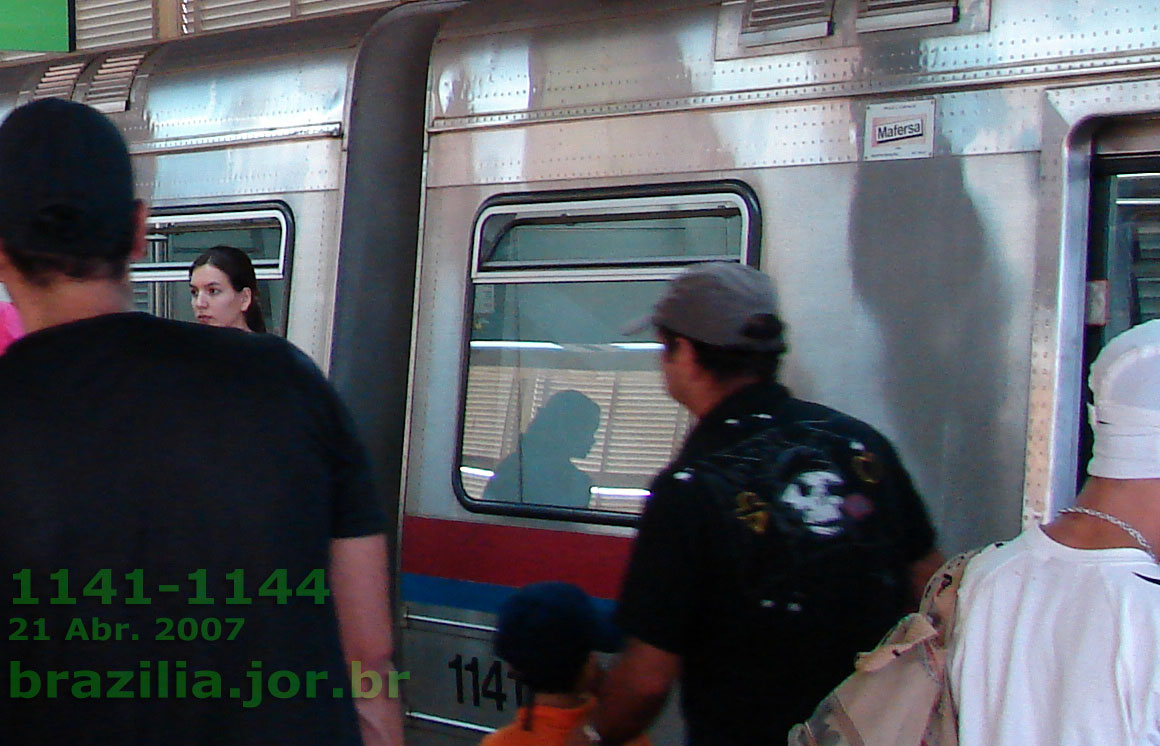 Placa da Mafersa no trem 1141-1144, fotografado na Estação Ceilândia Sul em 21 Abr. 2007