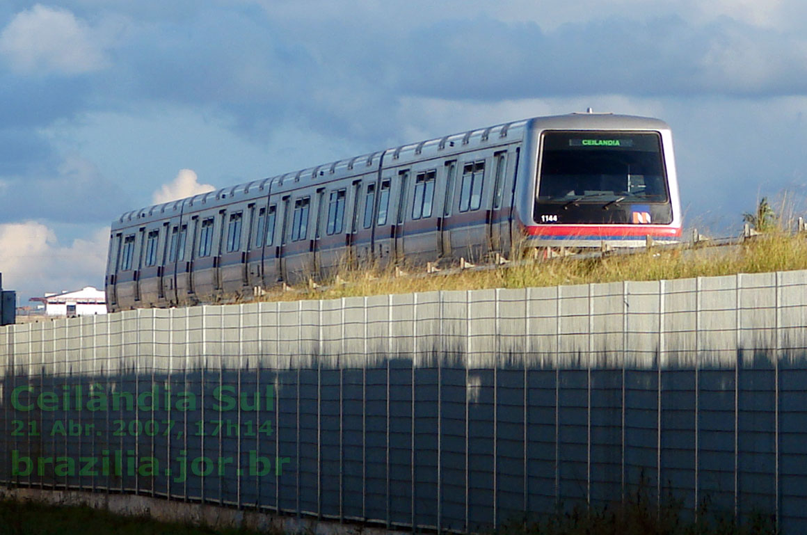 Trem 1141-1144 do Metrô de Brasília chegando à Estação Ceilândia Sul em 21 Abr. 2007 às 17h14