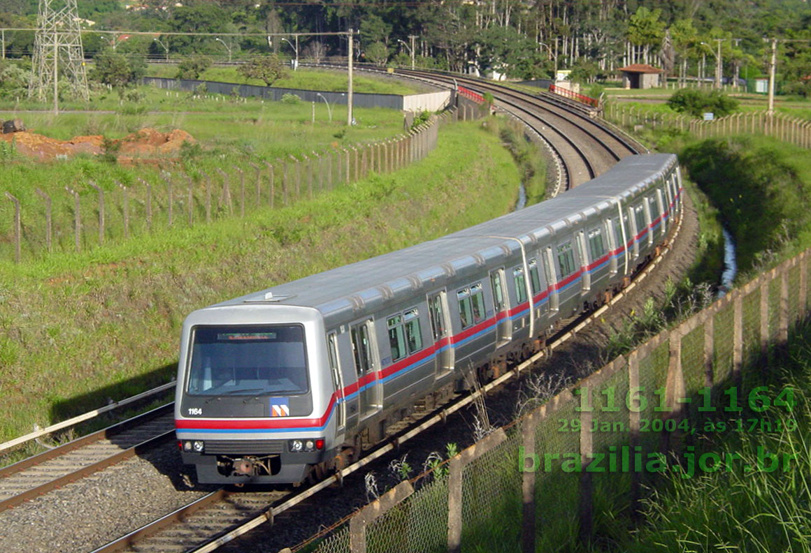 Trem 1161-1164 do Metrô de Brasília no percurso da Estação Arniqueiras para o viaduto sobre a Estrada Parque Vicente Pires - EPVP (adiante) em 29 Jan. 2004 às 17h19