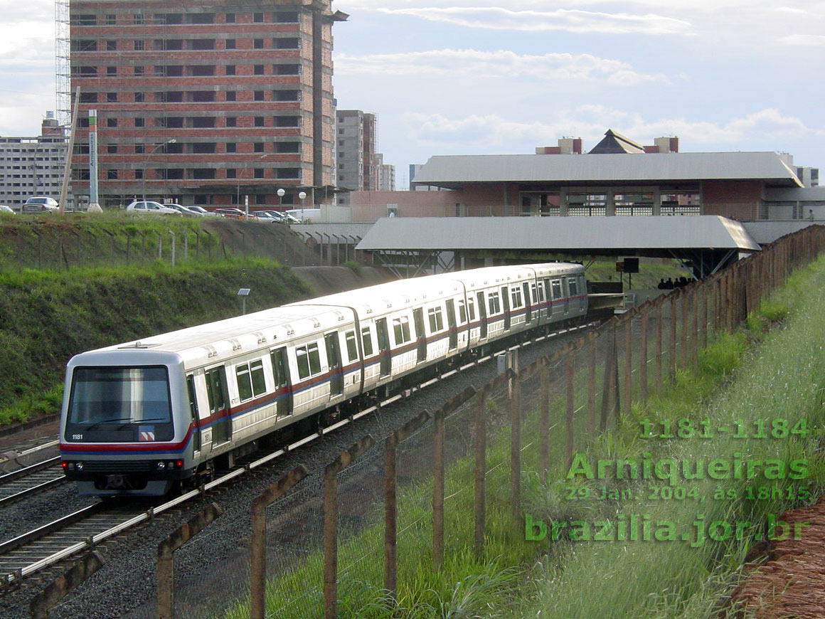 Trem 1181-1184 do Metrô de Brasília chegando à Estação Arniqueiras em 29 Jan. 2004