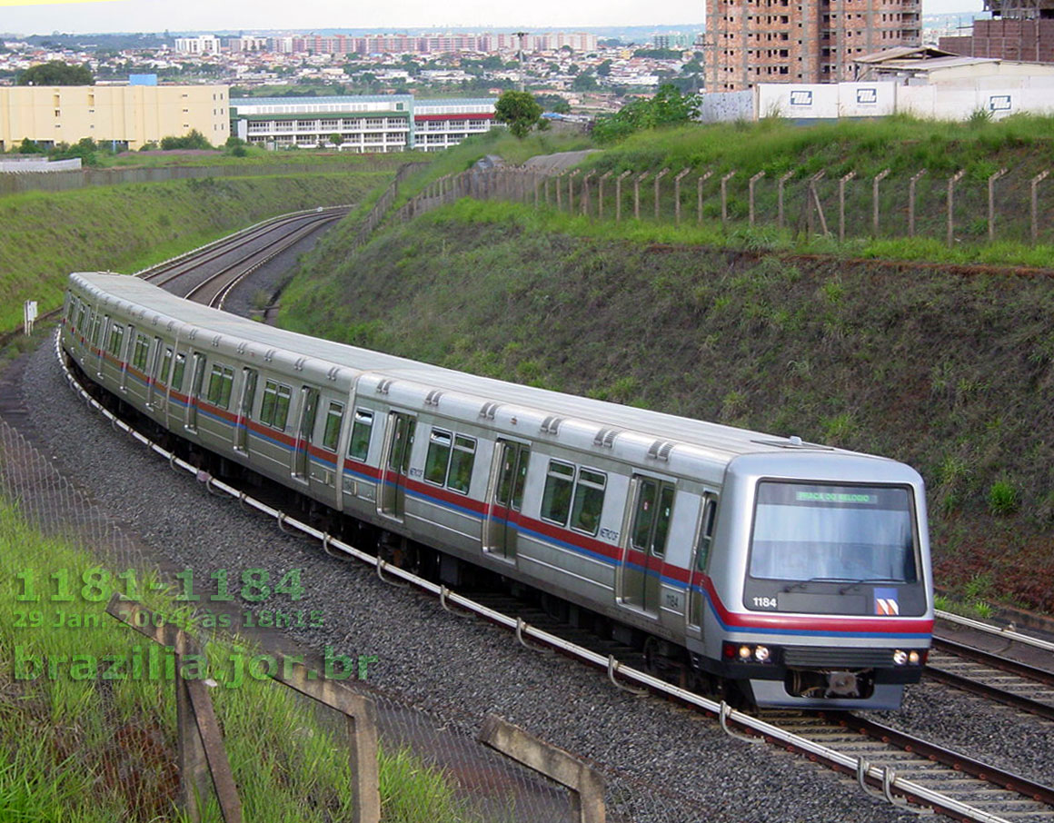 Trem 1181-1184 do Metrô de Brasília aproximando-se da Estação Arniqueiras em 29 Jan. 2004