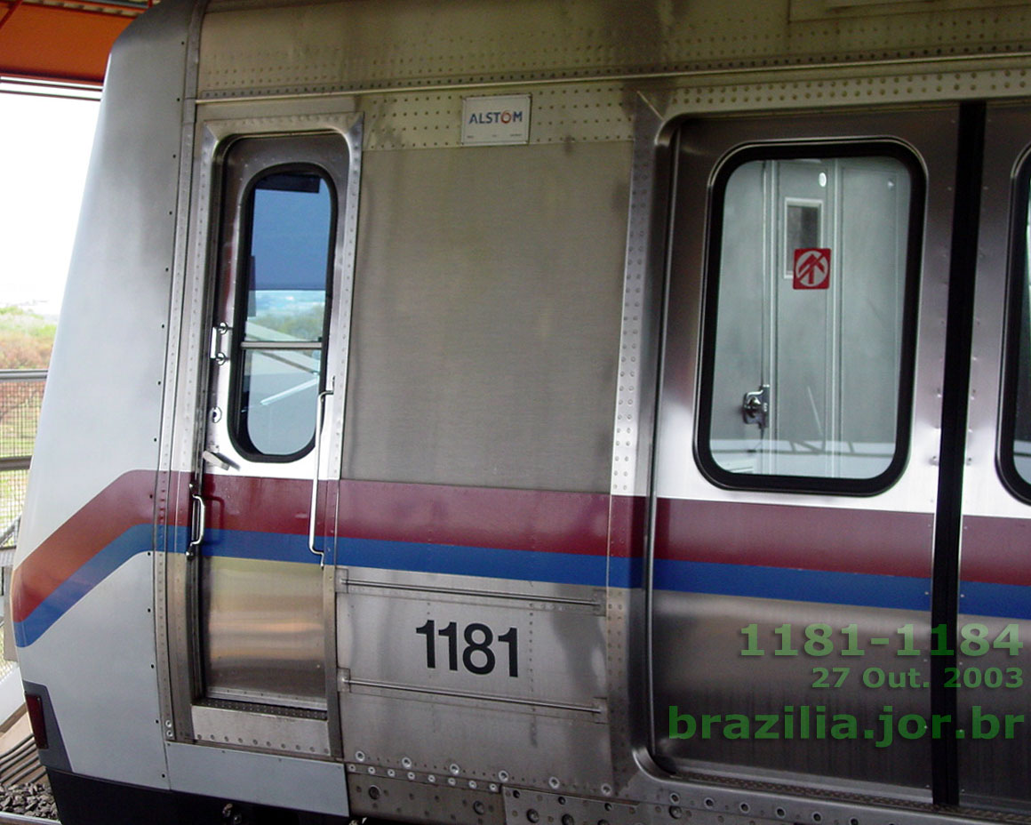 Placa do fabricante (Alstom) junto à cabine do trem 1181-1184 do Metrô de Brasília