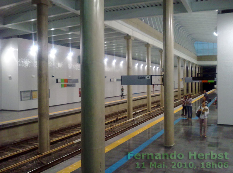 Trilhos e plataformas da Estação Guará do Metrô DF