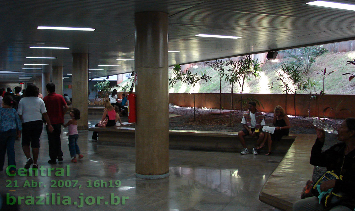 Jardim do saguão da Estação Central do Metrô de Brasília