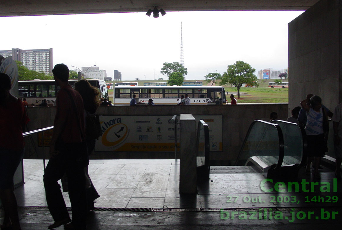 Escadas de acesso à Estação Central do Metrô de Brasília, na plataforma oeste da Rodoviária