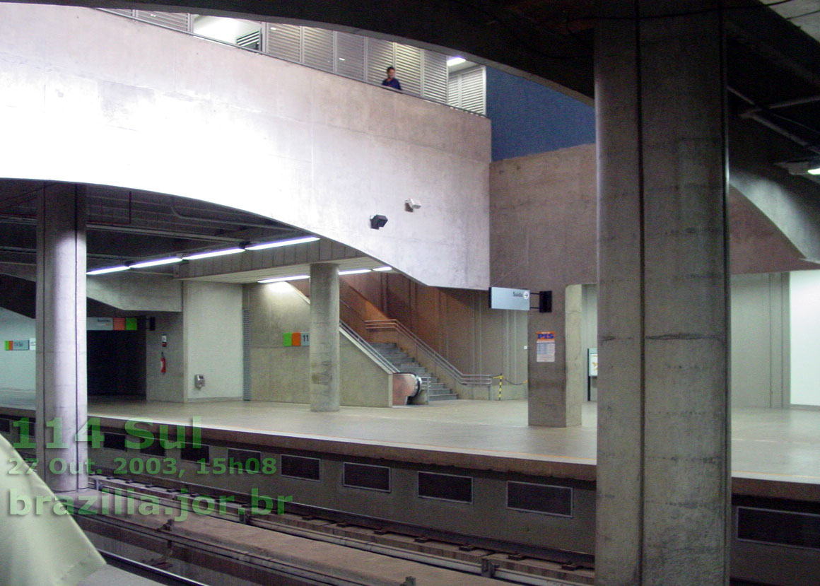 Escadas de acesso às plataformas da Estação 114 Sul do Metrô de Brasília. Foto: 27 Out. 2003