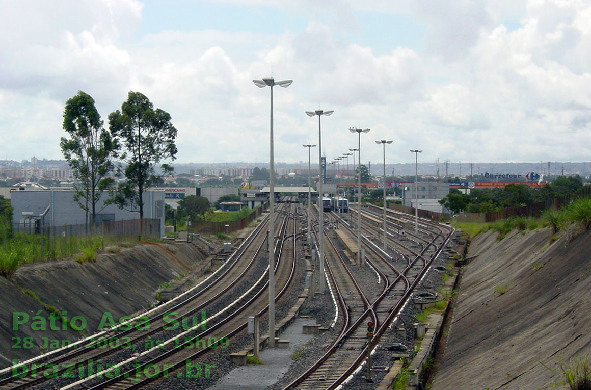 Trilhos do pátio Asa Sul do Metrô, onde os trens são estacionados e limpos, aguardando os horários de maior movimento