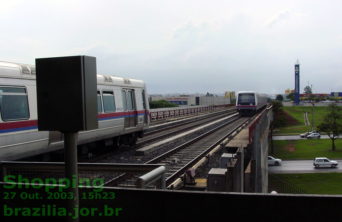 Trens do Metrô cruzando o viaduto junto à Estação