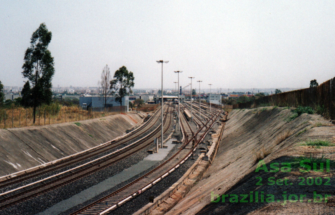 Pátio Asa Sul do Metrô de Brasília, fotografado sem zoom em 2002