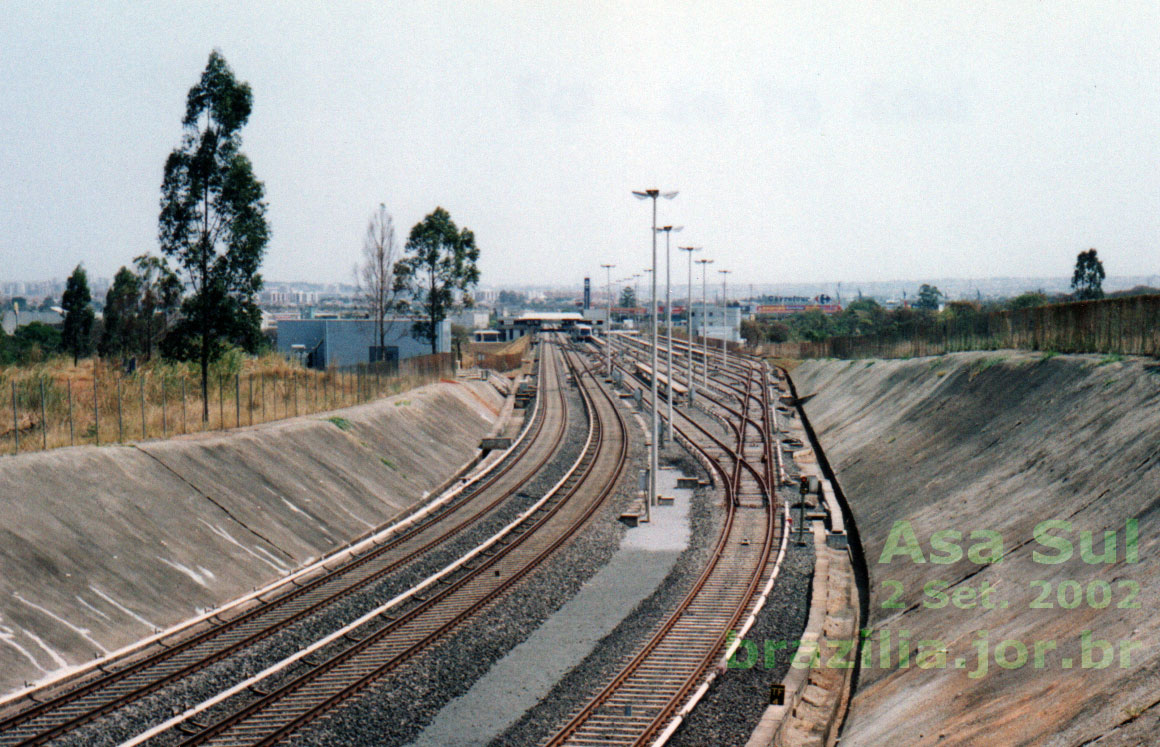 Foto do pátio Asa Sul e Estação Shopping do Metrô DF, fotografado sem zoom, em 2002
