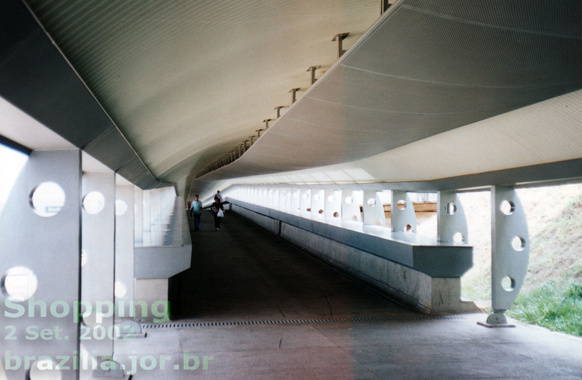 Interior da passarela de pedestres da Estação Shopping do Metrô