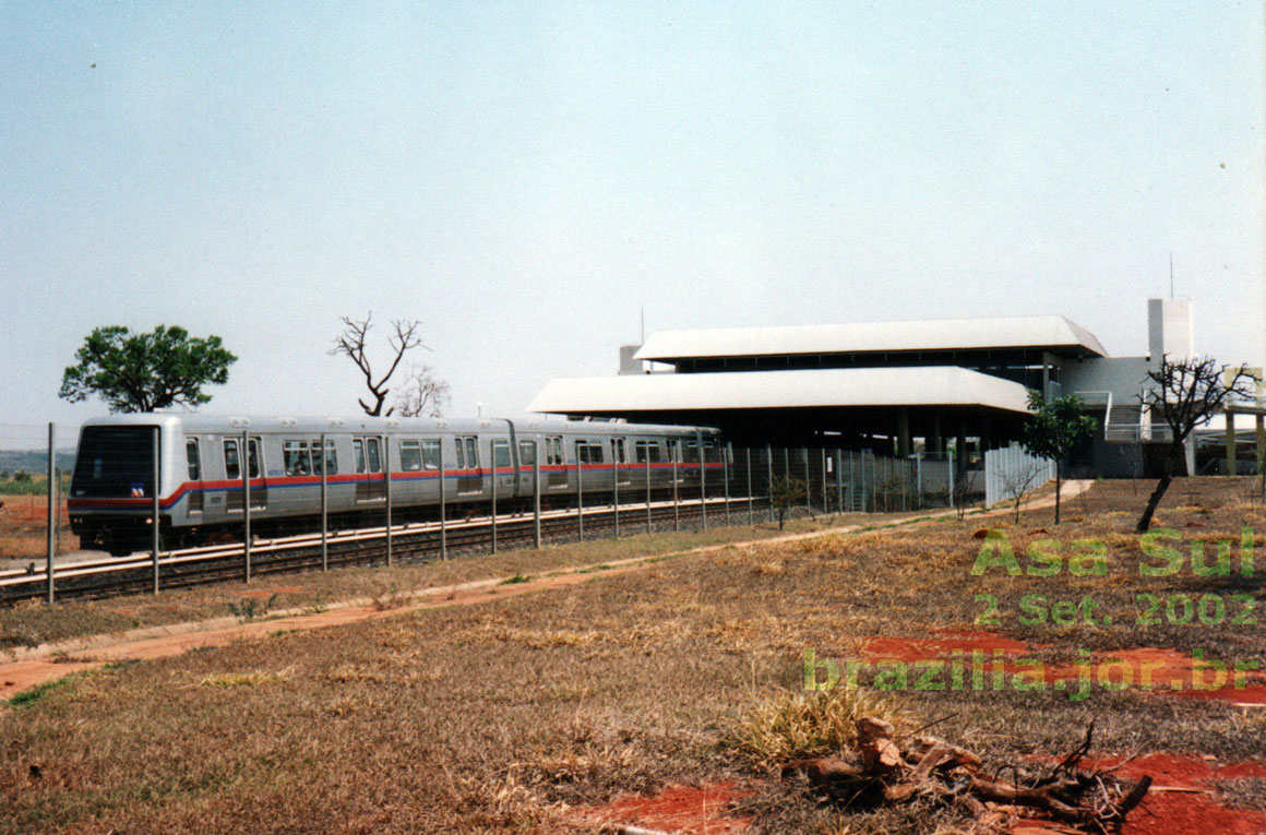 Trem saindo da estação Asa Sul do Metrô DF - Brasília