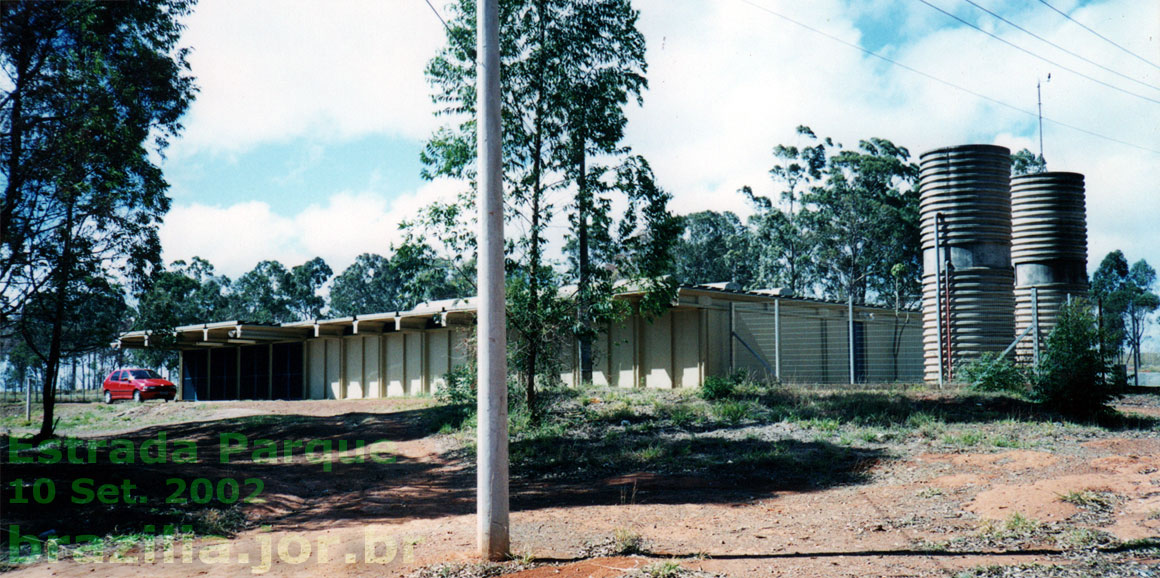 Estação Estrada Parque — ainda fechada e sem urbanização — na confluência da Estrada Parque Taguatinga (EPTG) com a Estrada Parque do Contorno (EPCT, "Pistão Sul"), bem próximo ao viaduto de entrada em Taguatinga