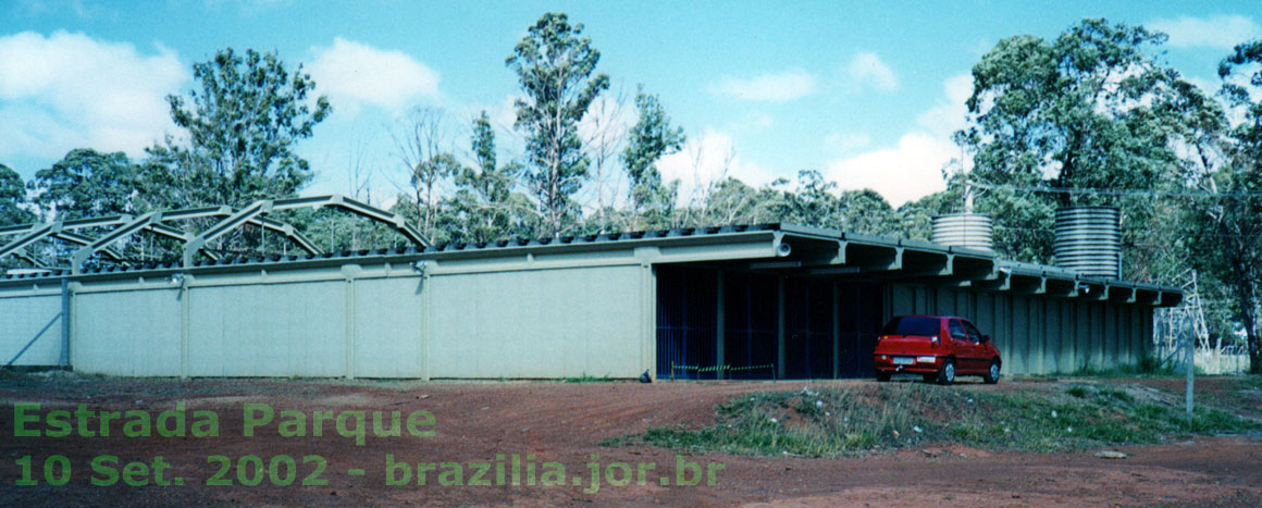 Lateral e fachada da Estação Estrada Parque, do Metrô de Brasília