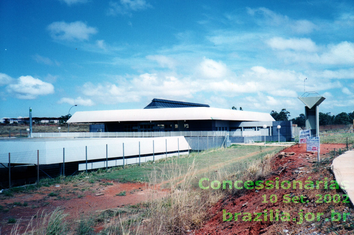 Vista térrea do exterior da Estação Concessionárias, do Metrô de Brasília, na cidade satélite de Águas Claras