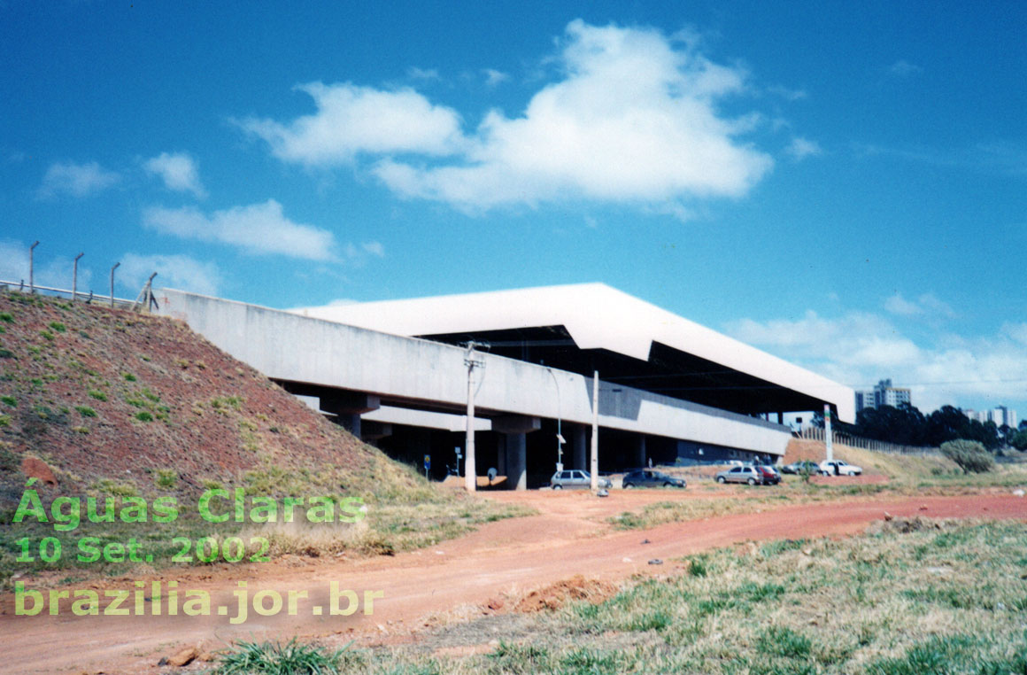 Localização da estação Águas Claras, encaixada no aterro por onde correm os trilhos do Metrô de Brasília