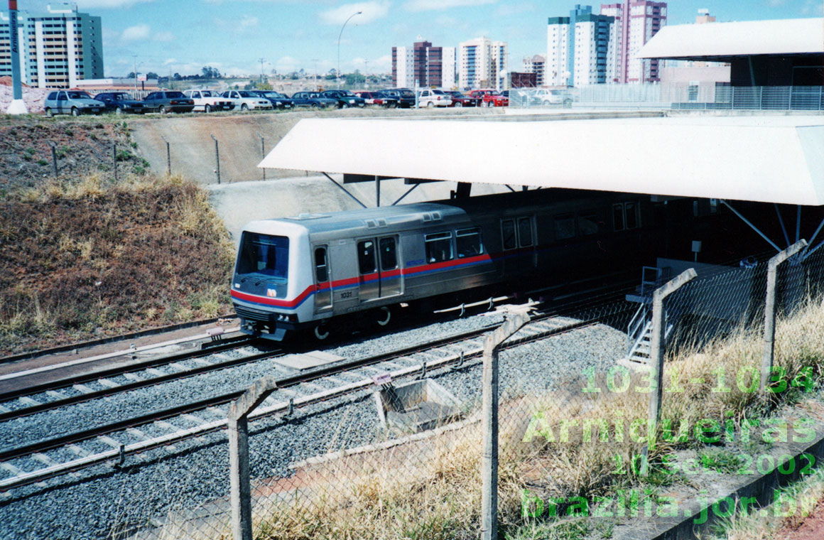 Trem 1031-1034 do Metrô DF partindo da Estação Arniqueiras no sentido Centro, em 20 Set. 2002