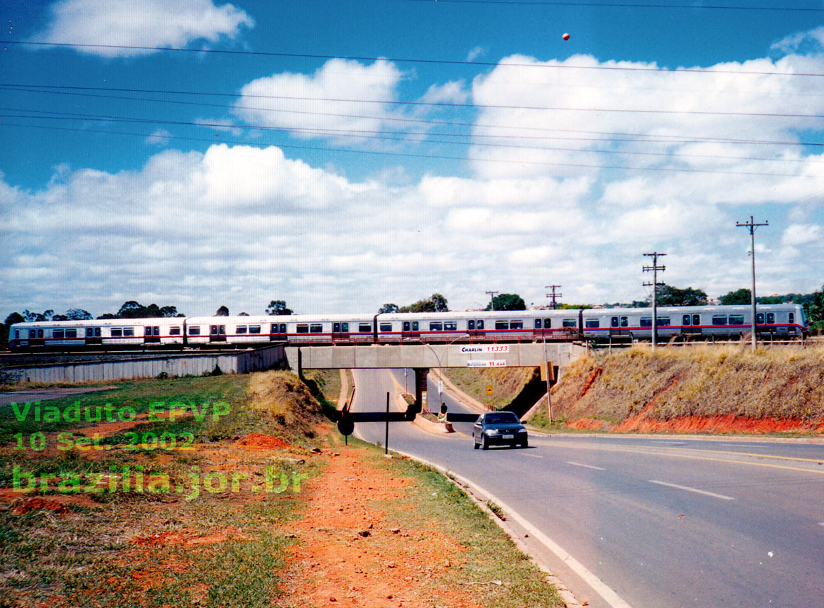 Trem do Metrô DF no viaduto sobre a Estrada Parque Vicente Pires (EPVP), vindo do Guará (à esquerda), em direção à Estação Arniqueiras (à direita), a primeira de Águas Claras